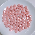 Primo piano di perline acriliche rosa piatte e tonde in un piatto per gioielli fai da te - Rosa Tenue (2#)