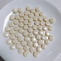 Primo piano di perline tonde in acrilico crema lucido per la creazione di gioielli fai da te - Bianco crema (5#)