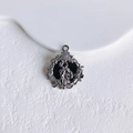 Λεπτομέρεια από vintage ασημένιο μενταγιόν με σιλουέτα κοριτσιού και λευκά στρας πέτρες - 10# (Ασημένια Στρογγυλή Πλάκα Ανάγλυφο Σιλουέτα)