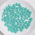 Cuentas redondas planas de acrílico turquesa con acabado brillante en plato blanco - Verde Cian (7#)