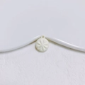 Détail macro d'une breloque petit pain crème avec plis réalistes et anneau de suspension - Style de Petit Pain Blanc Crème (5#)