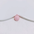Gros plan d'une breloque ronde rose en résine avec texture radiale pour bijoux DIY - Style de Petit Pain Rose (7#)