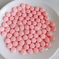 Detalle macro de cuentas de acrílico rosa brillante en plato blanco para joyería DIY - Rosa Claro (10#)
