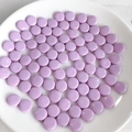 Cuentas acrílicas redondas planas de color púrpura claro con agujeros para bisutería DIY - Lavanda