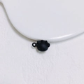 Détail d'un pendentif patte de chat noir mat avec boucle pour création de bijoux - Style d'Empreinte de Patte Noire (10#)