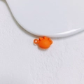 Vue détaillée d'une breloque orange en forme de gyoza pour la création de bijoux - Style de Boulette Orange (14#)