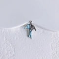 Macro detail van een zilveren dolfijn hanger met lichtblauw emaille en klein kristalletje - Zilver Blauw Zwaluw Stijl (2#)