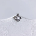 Detail van een stervormige zilveren hanger met centrale parel voor DIY sieraden - Zilver Kunstparel Bloem Stijl (4#)