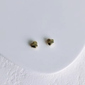 Vue détaillée de pendentifs en cœur dorés polis sur un support d'exposition blanc - Style Cœur Doré (7#)