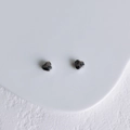 Gros plan de boucles d'oreilles cœur argentées avec une surface polie miroir - Forme de Coeur en Argent (8#)