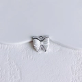Detail van een vlinderhanger met parelglans en kralenrand voor DIY sieraden maken - Zilver Kunstparel Strik Stijl (7#)
