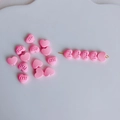 Gros plan de perles de cœur roses avec lettres gravées pour la création de bijoux - Rose (2#)