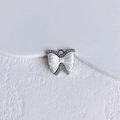 Detail van elegante witte emaille vlinderbedel met zilveren rand en sprankelende kristallen - Zilver Strass Strik Stijl (8#)