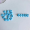 Nahaufnahme blauer herzförmiger Bastelperlen mit mi-Gravur für DIY-Haarschmuckzubehör - Himmelblau (8#)