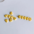 Makro-Detail von gelben Herz-Legierungsperlen mit m-Gravur für DIY-Haarschmuck und Bastelbedarf - Gelb (9#)