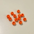 Vista macro de cuentas redondas de aleación naranja brillante con agujero para joyería DIY - 5#