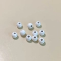Primer plano de cuentas redondas blancas de aleación con brillo para joyería DIY - Talla 6