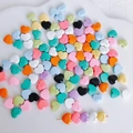 Detail von bunten Macaron-Herzperlen mit Buchstabengravur für DIY-Haarclip-Bastelarbeiten - Bunt Gemischt (11#)