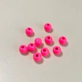 Vista macro de cuentas redondas fucsia brillantes para joyería DIY y collares artesanales - Talla 7