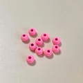 Detalle macro de once cuentas redondas lacadas en rosa vibrante para joyería DIY y manualidades - Talla 9
