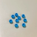 Primer plano de 10 cuentas redondas de aleación azul claro para joyería DIY y arte - Talla 11