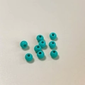 Vista macro de cuentas redondas de aleación lacada verde pavo real para joyería DIY - 14#