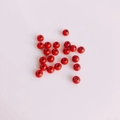 Macro-opname van glanzende rode ronde gelegeerde kralen met gaatjes voor DIY-sieraden maken - 15#