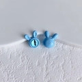 Makroaufnahme hellblauer Hasenohr-Perlen mit Katzenaugen-Glas für DIY-Schmuck - Hellblau
