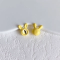 Makro-Detail einer süßen gelben Hasenperle für DIY-Schmuck auf weißer strukturierter Fläche - Farbe 3 (Gelb)