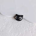 Makro-Ansicht eines glänzend schwarzen Katzenkopf-Anhängers für DIY-Schmuck auf Marmor - Schwarz(10)