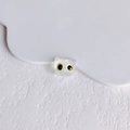 Makroaufnahme einer durchscheinenden Katzenperle mit gelben Augen für DIY-Schmuck - Irisierend Durchscheinend (12)