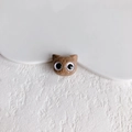 Detail eines braunen Katzenkopf-Harzanhängers mit feiner Felltextur und großen Augen - Braun (17)