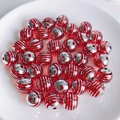 Makroaufnahme rot-silbern gestreifter Acrylperlen für DIY-Schmuck in einer weißen Schale - 10er Pack / Rot-Silber Streifen (1)