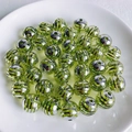 Makro-Detail von grün-silber gestreiften Acrylperlen mit Durchgangslöchern für DIY-Schmuck - 10er Pack / Grün-Silber Streifen (2)