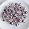 Detaillierte Makroansicht rosa-silber gestreifter Acrylperlen mit Metallglanz für DIY - 10er Pack / Rosa-Silber Streifen (6)