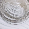 Detailansicht der diamantgeschliffenen Silberarmreif-Textur mit brillanten Metallreflexen - 1m / Silber