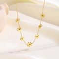 Elegante 18K vergoldete Titan-Halskette mit sieben filigranen Gänseblümchen-Anhängern - Mehrfache Gänseblümchen Halskette (81007) / Gold
