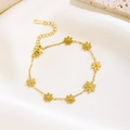 Elegantes 18K vergoldetes Gänseblümchen-Armband aus Titanstahl auf weißem Seidenstoff - Mehrfaches Gänseblümchen Armband (7920) / Gold