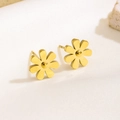 Nahaufnahme von matten Gänseblümchen-Ohrringen mit Goldfinish auf weißer Seide - Gänseblümchen Ohrstecker (5549) / Gold