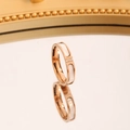 Roségoldener Titanstahlring mit weißer Muschel-Einlage und drei vertikalen Diamanten - US 5 / Roségold
