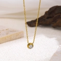 Minimalistische goldene Titanhalskette mit rundem Strassanhänger auf weißem Sockel - 8803 Einzel-Zirkon Halskette / Gold
