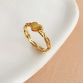 Bague cœur dorée avec anneau style gourmette présentée sur un plateau en céramique - US 6 / Bague Cœur Évidé / Or