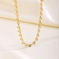 Elegante collar de corazones dorados con textura radial sobre seda blanca - Cadena en Relieve de Corazón (81082)