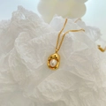 Collana d'oro stile francese con pendente in metallo liquido e perla d'acqua dolce bianca - Oro