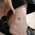 Bracelet de cheville en titane doré avec pendentifs émeraude et onyx sur modèle - Bracelet de Cheville Noir Vert (J748) / Or
