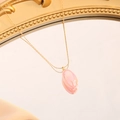 Elegante goldene Titan-Halskette mit birnenförmigem rosa Opal-Anhänger auf Seide - Rosa (Goldkette)