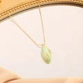 Schicke birnenförmige grüne Tropfen-Halskette aus goldenem Titanstahl auf Seide - Hellgrün (Goldkette)