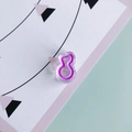 Dettaglio macro di un ciondolo a nota musicale in resina viola per gioielli fai-da-te - Viola
