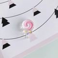 Dettaglio macro del ciondolo lecca-lecca rosa con fiocco giallo per accessori fai-da-te - Taglia 6