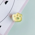 Vista macro de cuentas de pata de gato de acrílico transparente con relleno amarillo para DIY - Amarillo